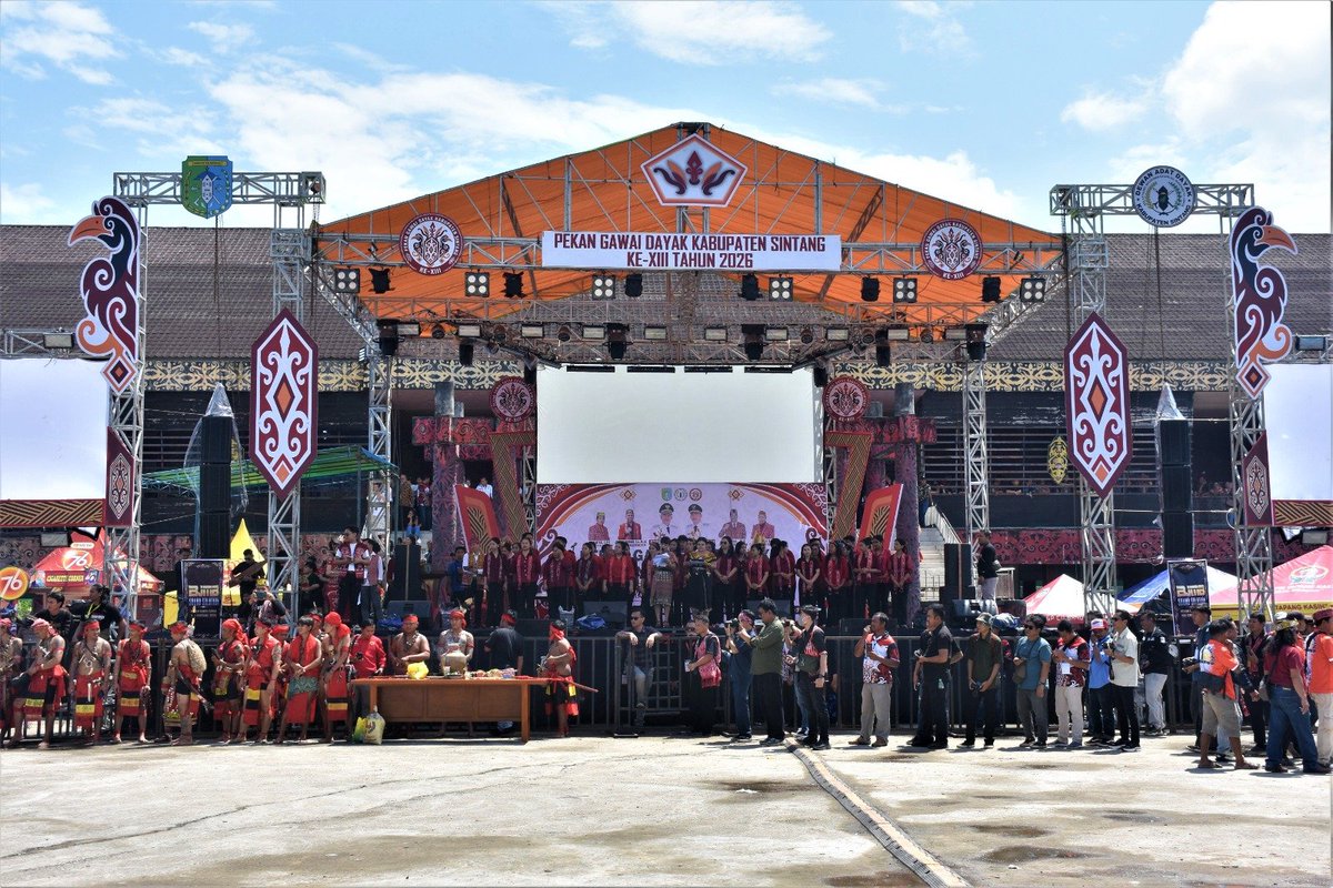 KodimSintang's tweet photo. Pasi Intel Kodim 1205/Sintang Hadiri Pembukaan Pekan Gawai Dayak Kabupaten Sintang Ke-XIII https://t.co/KD2UPRXKth