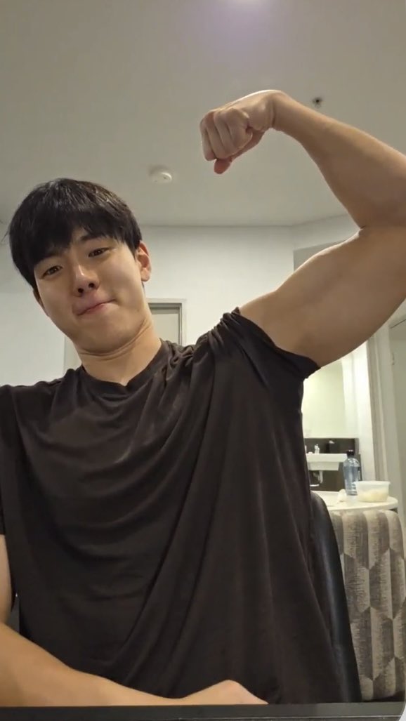 nunu__ym's tweet photo. 셔누군 귀여운점)
팔에 힘 줄때 입 꾹꾹 하면서 보여줌 https://t.co/HAriVPkAgq