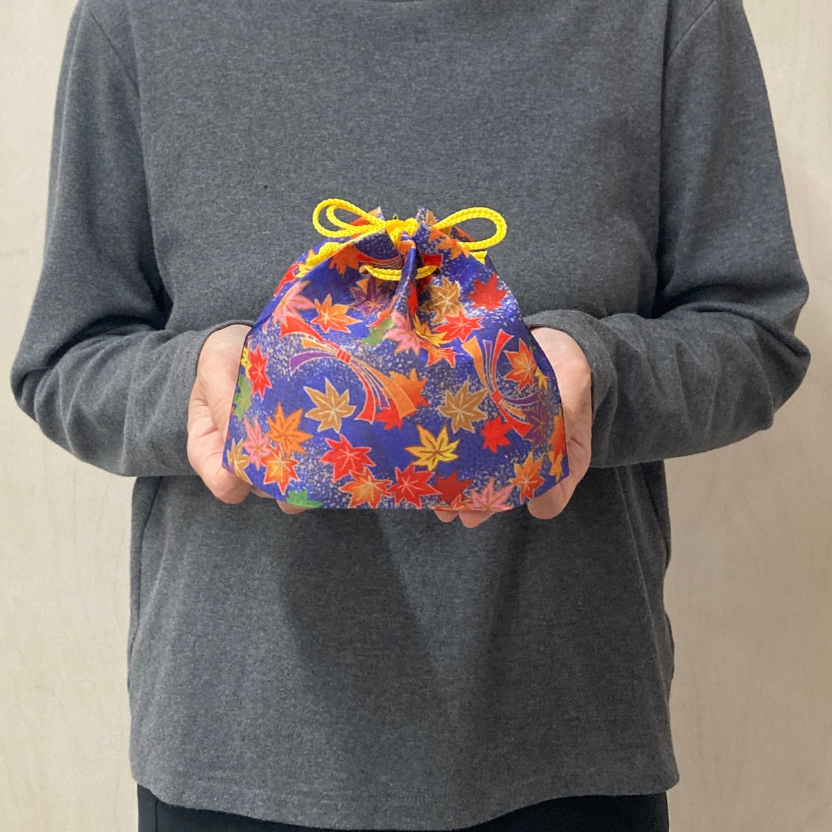 wrapping_mori's tweet photo. ちょっと珍しい形よ。【秋ギフト】三角巾着　紅葉柄｜不織布ラッピング袋｜20枚入～【無音】のラッピングの仕方｜ラッピングの森 https://t.co/OGSaRlN9P7 @YouTubeより https://t.co/7XUVW21TjH