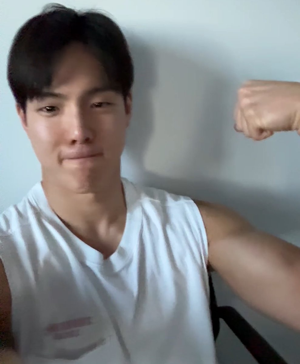 nunu__ym's tweet photo. 셔누군 귀여운점)
팔에 힘 줄때 입 꾹꾹 하면서 보여줌 https://t.co/HAriVPkAgq
