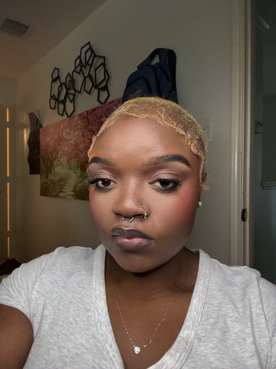 mullaapink's tweet photo. How much would yall pay to get your makeup done by me ?? 🦋 
#cypresstx #beginner 
Follow my makeup page on instagram (aquafazes) 🦋🦋🦋🦋 https://t.co/CM5APP5WSN