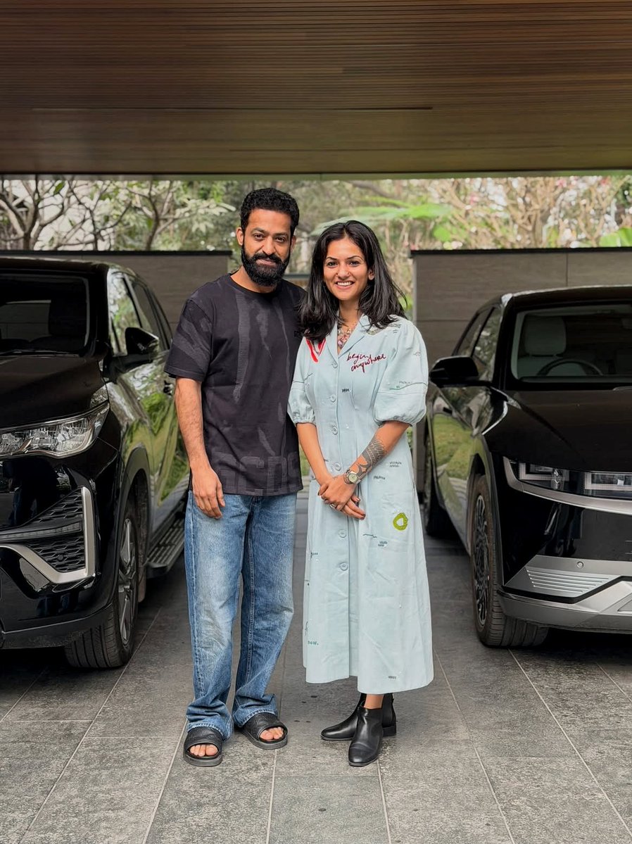 KingJrNTR's tweet photo. A year ago — NTR with the team of houseofberserk, who does interior artwork. 🧑‍🎨🤍

#Dragon @tarak9999 https://t.co/RpTqrvXKdc