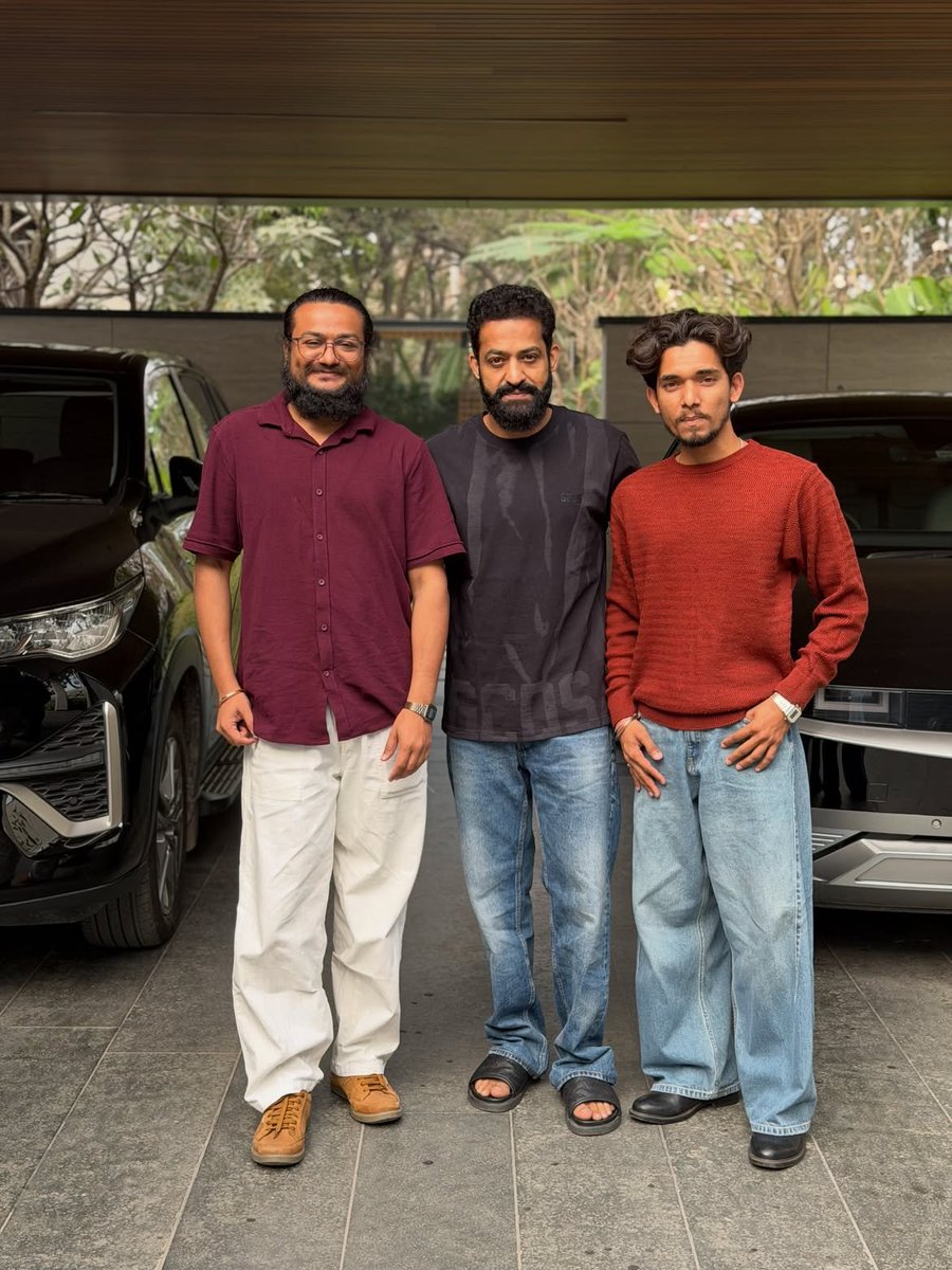 KingJrNTR's tweet photo. A year ago — NTR with the team of houseofberserk, who does interior artwork. 🧑‍🎨🤍

#Dragon @tarak9999 https://t.co/RpTqrvXKdc