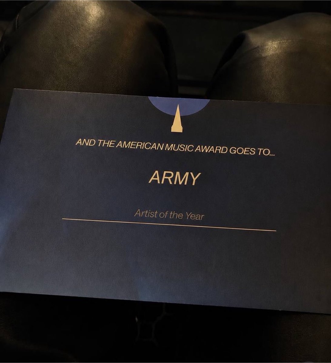 namutws's tweet photo. BTS SOLO TIENE A ARMY Y ARMY SOLO TIENE A BTS, UN PREMIO ES SOLO UN RECONOCIMIENTO FÍSICO QUE SE GUARDA, PERO UNA BASE DE FANS QUE TE AMA Y TE APOYA INCONDICIONALMENTE ES UN TESORO QUE NO CUALQUIERA PUEDE TENER Y ESO ES PORQUE SON GRANDES ARTISTAS Y SERES HUMANOS https://t.co/9kLkSCLfTI