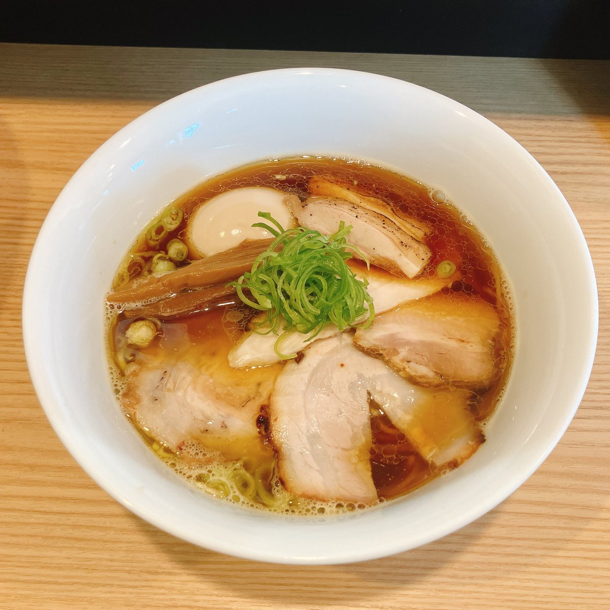 LipT24's tweet photo. 秋田県能代市 らぁ麺みずがめ食堂
味玉チャーシュー醤油らぁ麺
鶏ももを炙ったチャーシュー(写真上の味玉となり)がめちゃ美味しかったです！！
お店も新しいのかとてもキレイで、カウンターも多めでした！
ラーメン大好き！ https://t.co/QvF4nrK6EA