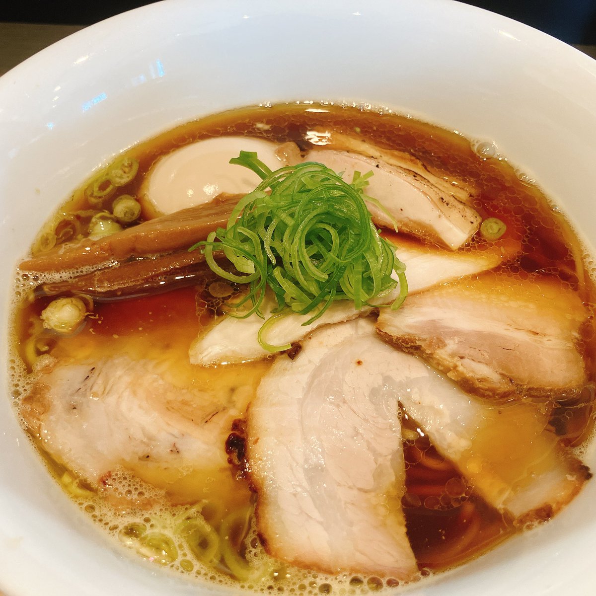 LipT24's tweet photo. 秋田県能代市 らぁ麺みずがめ食堂
味玉チャーシュー醤油らぁ麺
鶏ももを炙ったチャーシュー(写真上の味玉となり)がめちゃ美味しかったです！！
お店も新しいのかとてもキレイで、カウンターも多めでした！
ラーメン大好き！ https://t.co/QvF4nrK6EA