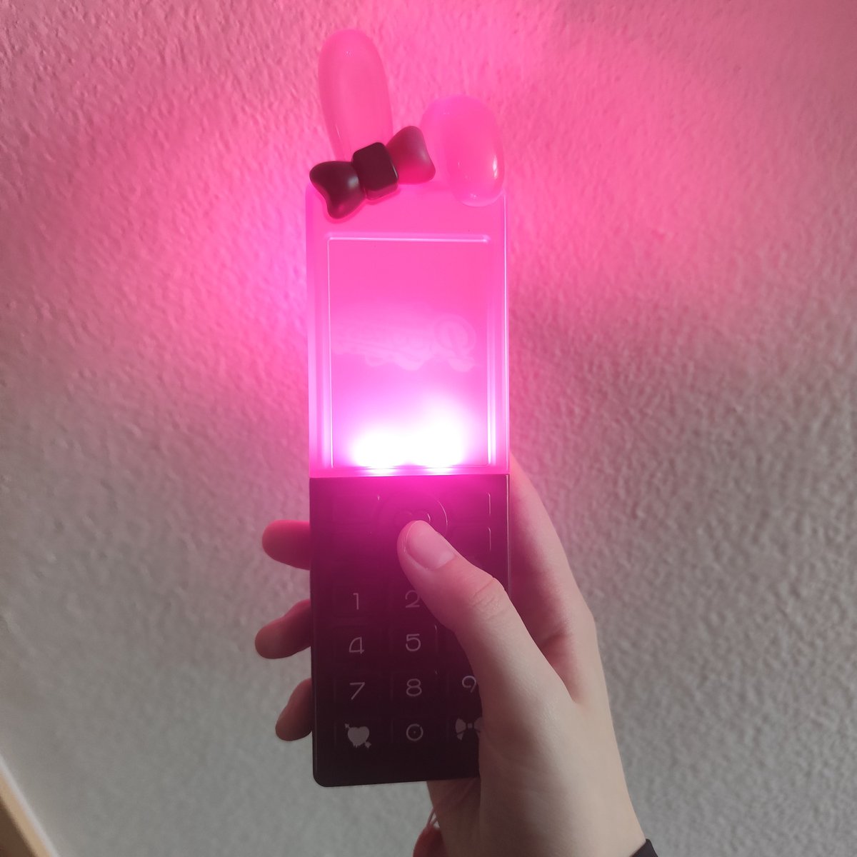 potechi53771111's tweet photo. ひなーのちゃんのペンラ届いた‼️‼️‼️‼️
ペンラで使う電池も一緒に付いてきたの感動してる https://t.co/JBSsMhYdBR