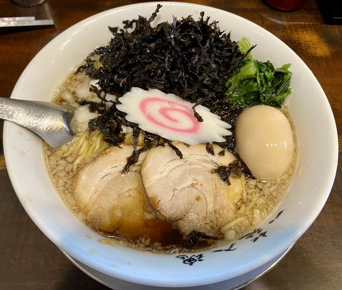 hiro_ike1961's tweet photo. 今日の麺活🍜 ＃らーめん潤亀戸店 定訪。
生姜醤油らーめん大盛ﾄｯﾋﾟﾝｸﾞ岩のり(ハーフ)、、🍺
生姜香る滋味深いスープは岩のりの風味が加わりさらに旨さがバージョンアップ！歯切れ良いストレート細麺はこのスープによく合う！豚は炙りで香ばしく卓上の豊富な調味用での味変も楽しい！美味完食😋 https://t.co/AWFRl5O8bj