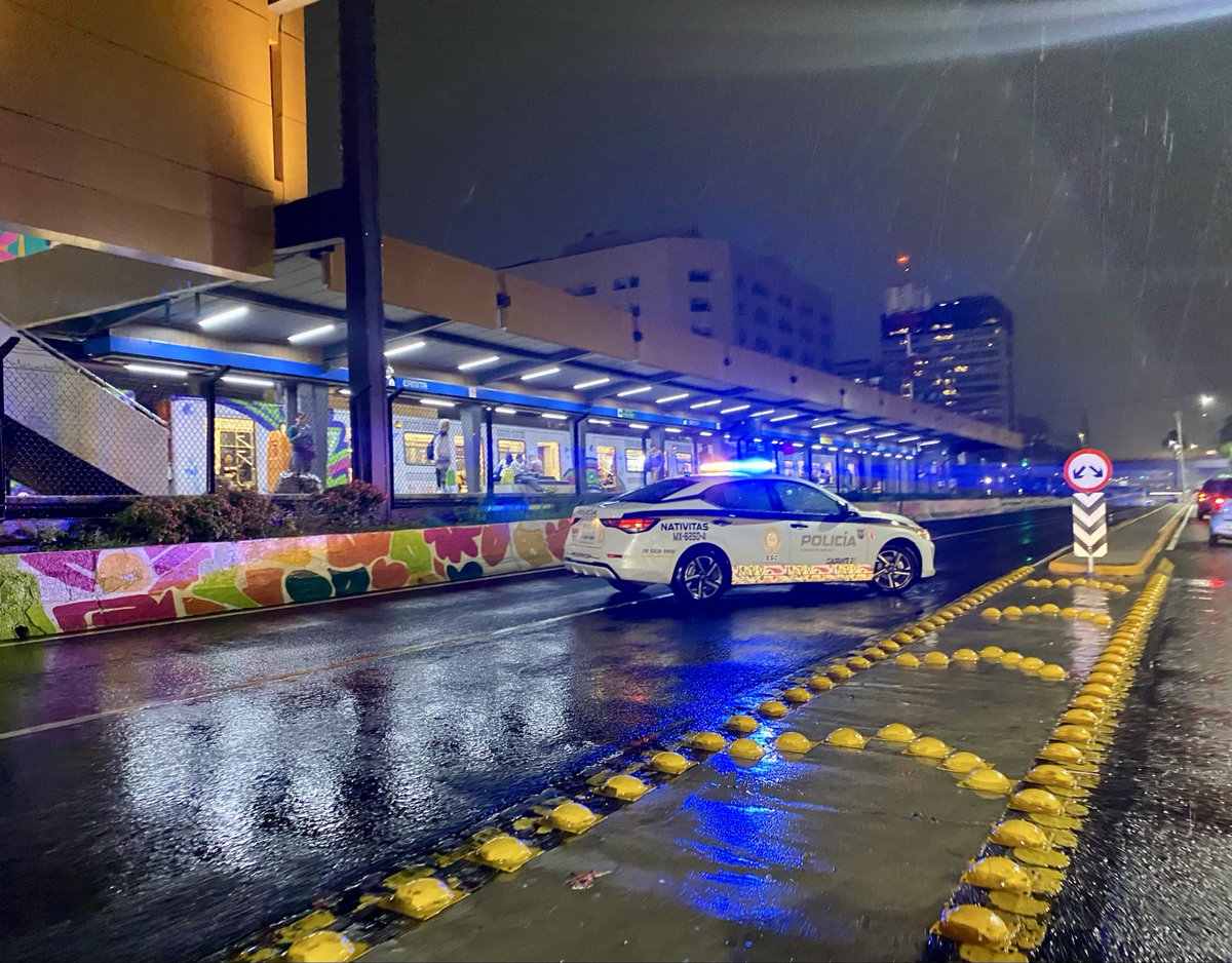 AleJuarezA's tweet photo. Resulta que hasta los pasos a desnivel de calzada de Tlalpan los tuvieron que cerrar porque se inundaron.

La CDMX nunca había estado tan mal como lo está con Clara Brugada.

¡Qué pésimo «gobierno»! https://t.co/w5hGbDA933