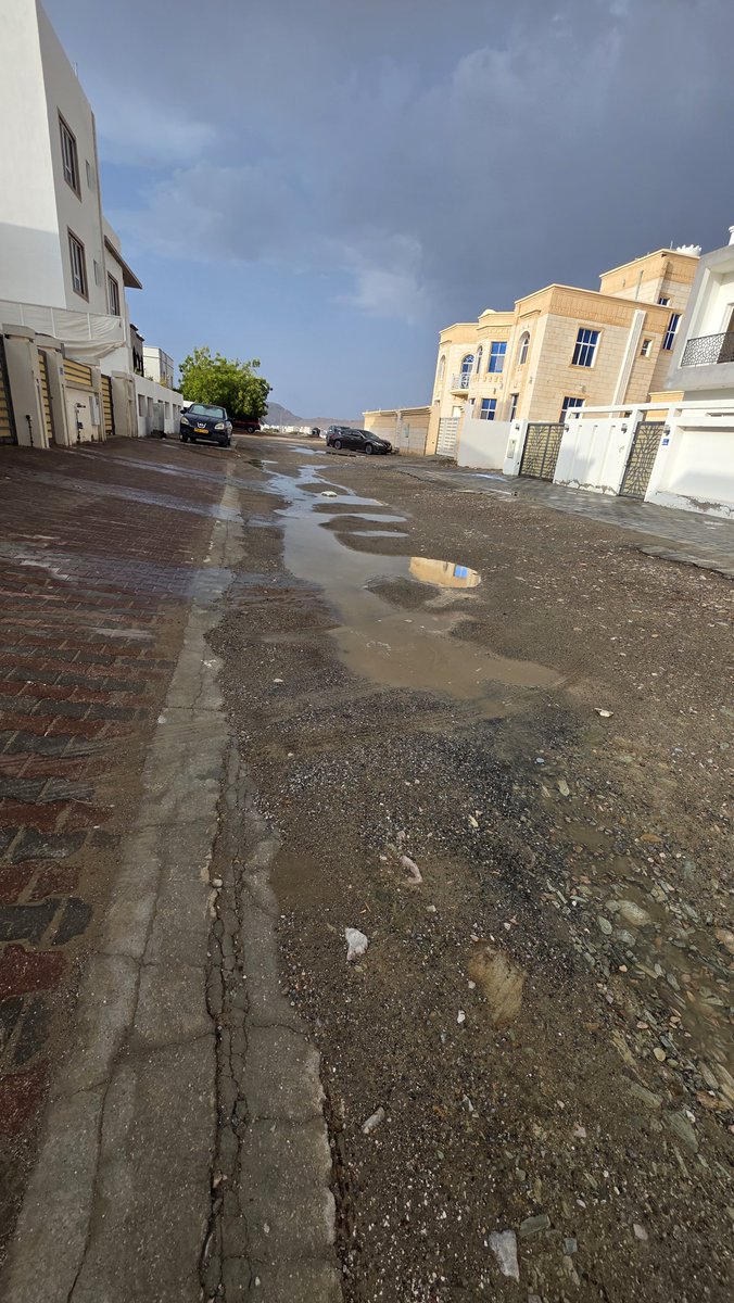 projects_oman's tweet photo. @MctMunicipality 
@M_Municipality 
@Oman_GC 
هل يرضيكم هذا المنظر امام منازلكم ؟
اناشد رئيس البلدية مسقط سعادة المهندس أحمد العامري . اكثر من 10 سنوات ونحن نطالب برصف الشارع . سياراتنا اختربت من هذه الحفر 
اتمنى النظر في الموضوع ولكم الشكر والتقدير https://t.co/JWAeuGnEIU