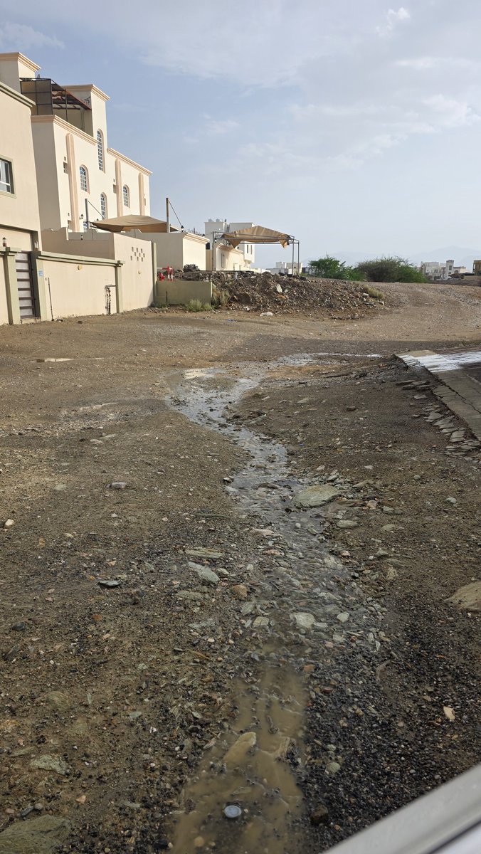 projects_oman's tweet photo. @MctMunicipality 
@M_Municipality 
@Oman_GC 
هل يرضيكم هذا المنظر امام منازلكم ؟
اناشد رئيس البلدية مسقط سعادة المهندس أحمد العامري . اكثر من 10 سنوات ونحن نطالب برصف الشارع . سياراتنا اختربت من هذه الحفر 
اتمنى النظر في الموضوع ولكم الشكر والتقدير https://t.co/JWAeuGnEIU