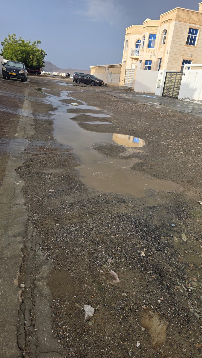 projects_oman's tweet photo. @MctMunicipality 
@M_Municipality 
@Oman_GC 
هل يرضيكم هذا المنظر امام منازلكم ؟
اناشد رئيس البلدية مسقط سعادة المهندس أحمد العامري . اكثر من 10 سنوات ونحن نطالب برصف الشارع . سياراتنا اختربت من هذه الحفر 
اتمنى النظر في الموضوع ولكم الشكر والتقدير https://t.co/JWAeuGnEIU