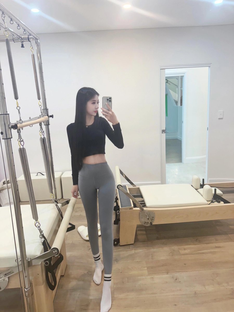 Chenlisa09's tweet photo. 1:30pm Pilates session done   Studio to myself again. Hit legs &amp; core pretty hard today — shaking by the end but that post-workout feeling is everything 🙃  Loving this “getting stronger in private” era.  Anyone else moving today?  😁 https://t.co/iaPVgZXG6F