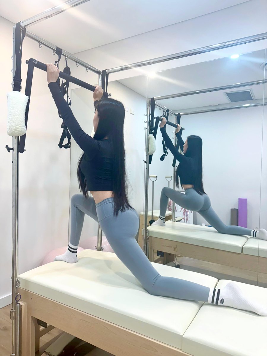 Chenlisa09's tweet photo. 1:30pm Pilates session done   Studio to myself again. Hit legs &amp; core pretty hard today — shaking by the end but that post-workout feeling is everything 🙃  Loving this “getting stronger in private” era.  Anyone else moving today?  😁 https://t.co/iaPVgZXG6F