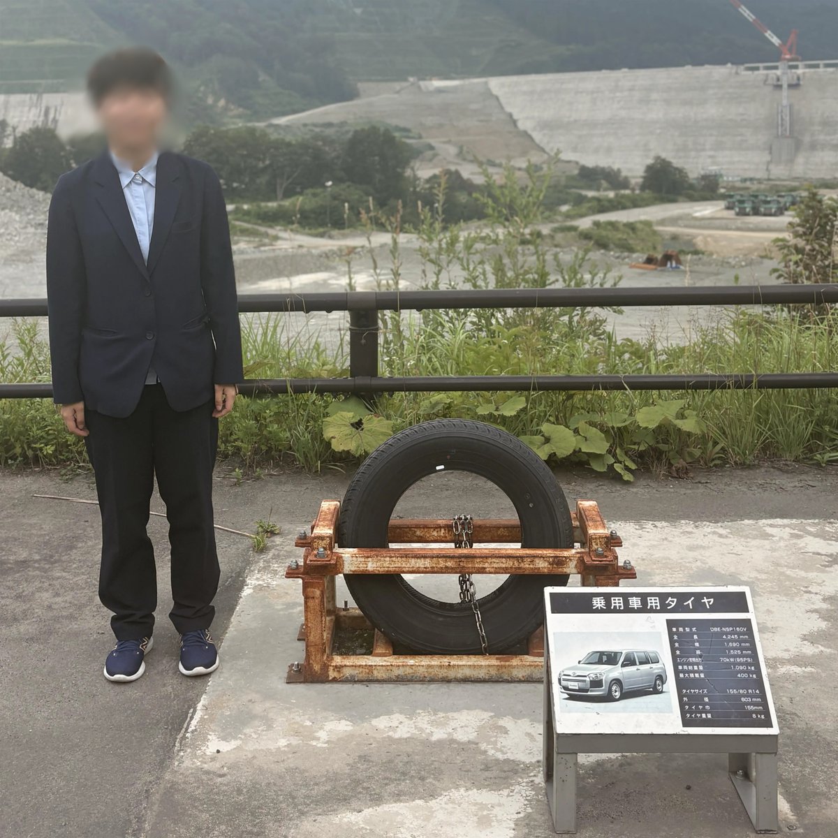 narusedam_mlit's tweet photo. 【大迫力！】🚛✨
DXラボ駐車場には、迫力満点の巨大タイヤを展示中！

「乗用車用」「10tダンプ用」、そして成瀬ダム建設で活躍した55tダンプ用の超巨大タイヤを見比べることができます。

写真では伝えきれないほどのスケール感を、ぜひ現地で体感してみてください😊

#秋田 #東成瀬村 #成瀬ダム https://t.co/5bfTupecNq