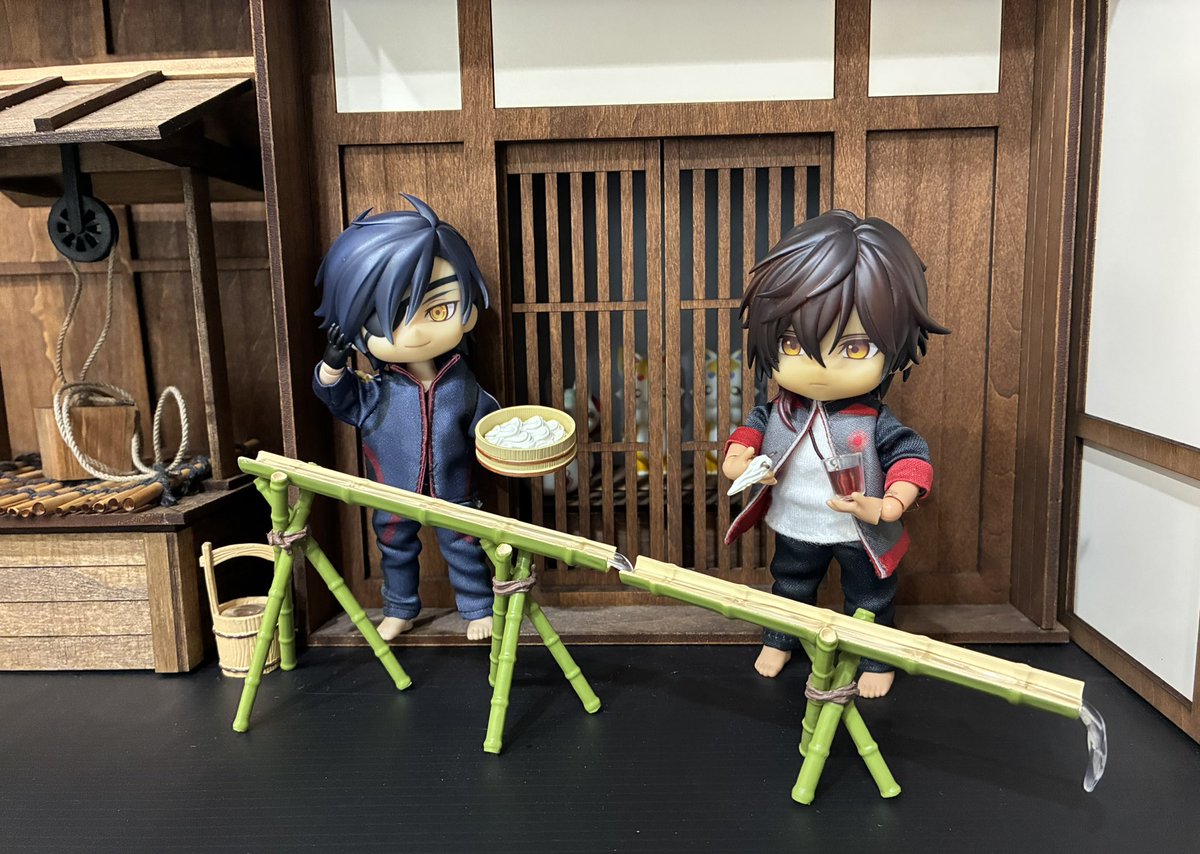 sakurako___o's tweet photo. 今日も暑い🫠

(▼▽・)流しそうめん、だよ。冷たいよ。
(ㅎ_ㅎ)ほら、あんたも早く食べろ https://t.co/vfGCsgH6OV