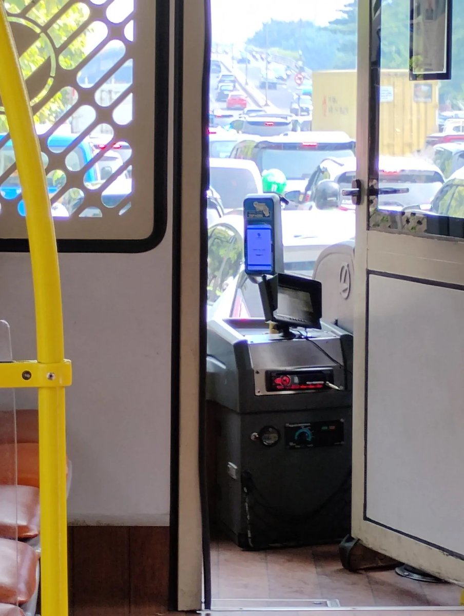 keluhkesahkonoh's tweet photo. Lagi mau naik TJ, ada ibu-ibu sama anaknya di depan. Pas mau tap kartu, ternyata saldo e-money-nya kurang. Beliau langsung bingung dan celingak-celinguk.

Aku tanya, "Coba lihat kartunya, Bu." Ternyata kartunya bisa NFC, jadi aku bantu top up secukupnya. Kena biaya admin juga nggak apa-apa. Ibu sama anaknya langsung senyum dan bilang terima kasih.

Eh, sekitar sejam kemudian aku dapet WA dari klien kalau proposal yang aku kirim di-approve. Cepet banget rasanya kebaikan itu balik lagi. 🥹
