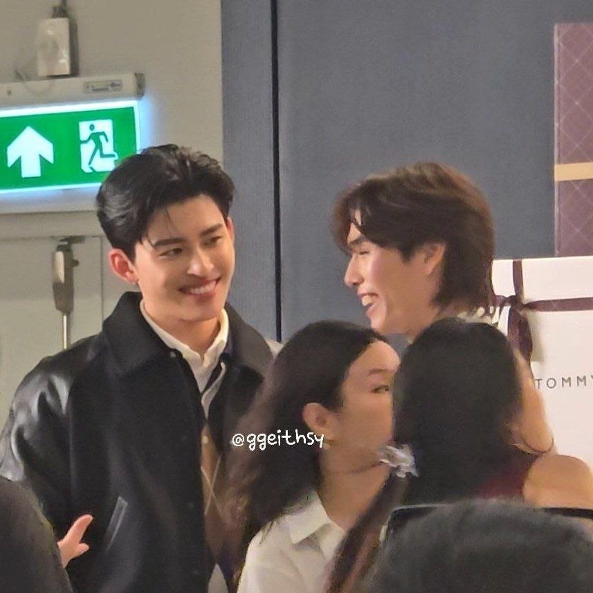ppw3lover's tweet photo. If one of PondPhuwin ever goes missing, just look at where the other one is staring with heart eyes. 💞 https://t.co/1TVQGqR200