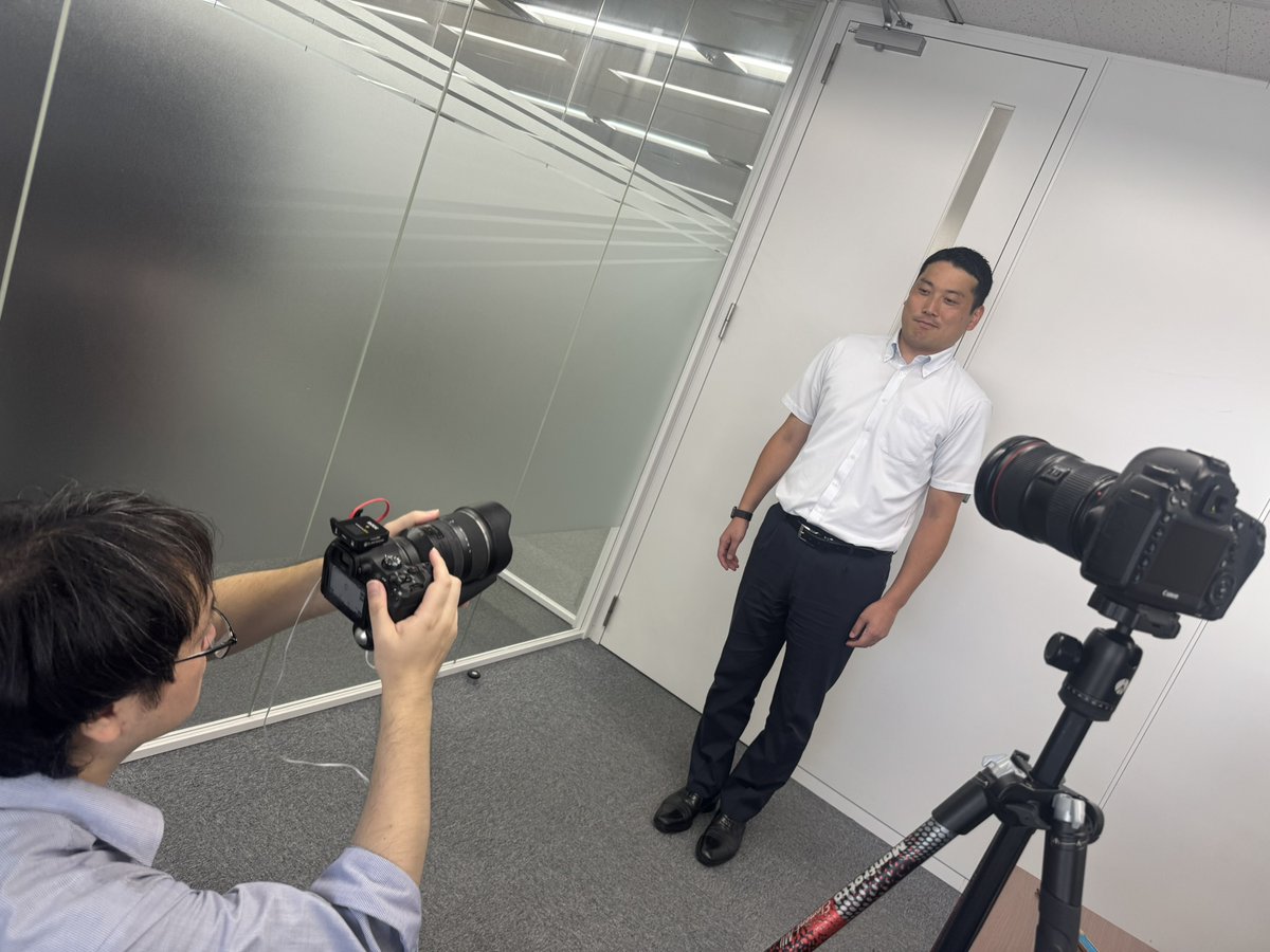 HEXELWorks's tweet photo. ✨撮影の裏側をチラ見せ✨

この夏、みんなどんな服装で仕事をしている？
そんな疑問にお答えする「夏の仕事着特集」を撮影しました📹🌻
スーツ派？スマートカジュアル派？
実際に働く社員に、夏ならではの仕事着やこだわりをインタビューしています！

公開をお楽しみに👀
#夏の仕事着 #働く人 https://t.co/IlmgIuabFM