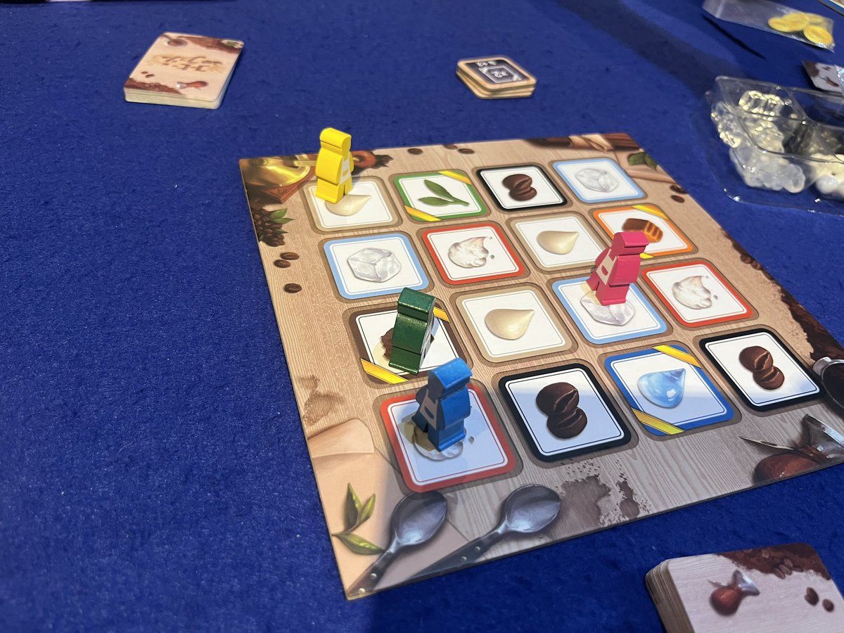 moroccomochi's tweet photo. 先週の鉄人ボードゲーム会メモ。
① コーヒーラッシュ
カップに材料を入れて、注文どおりのドリンクを作るゲーム☕️
他の人が注文を完成させるたび、なぜか自分の注文が増えていく。
後半は完全にタスクに追われる店員でした。
忙しいけど、カップも材料も全部かわいい。
ケーキ拡張も気になる🍰 https://t.co/I4Xl1zX4LQ