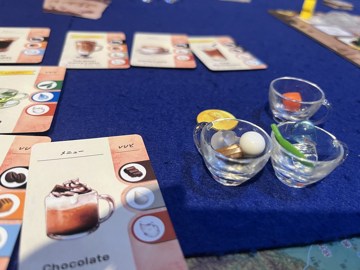 moroccomochi's tweet photo. 先週の鉄人ボードゲーム会メモ。
① コーヒーラッシュ
カップに材料を入れて、注文どおりのドリンクを作るゲーム☕️
他の人が注文を完成させるたび、なぜか自分の注文が増えていく。
後半は完全にタスクに追われる店員でした。
忙しいけど、カップも材料も全部かわいい。
ケーキ拡張も気になる🍰 https://t.co/I4Xl1zX4LQ