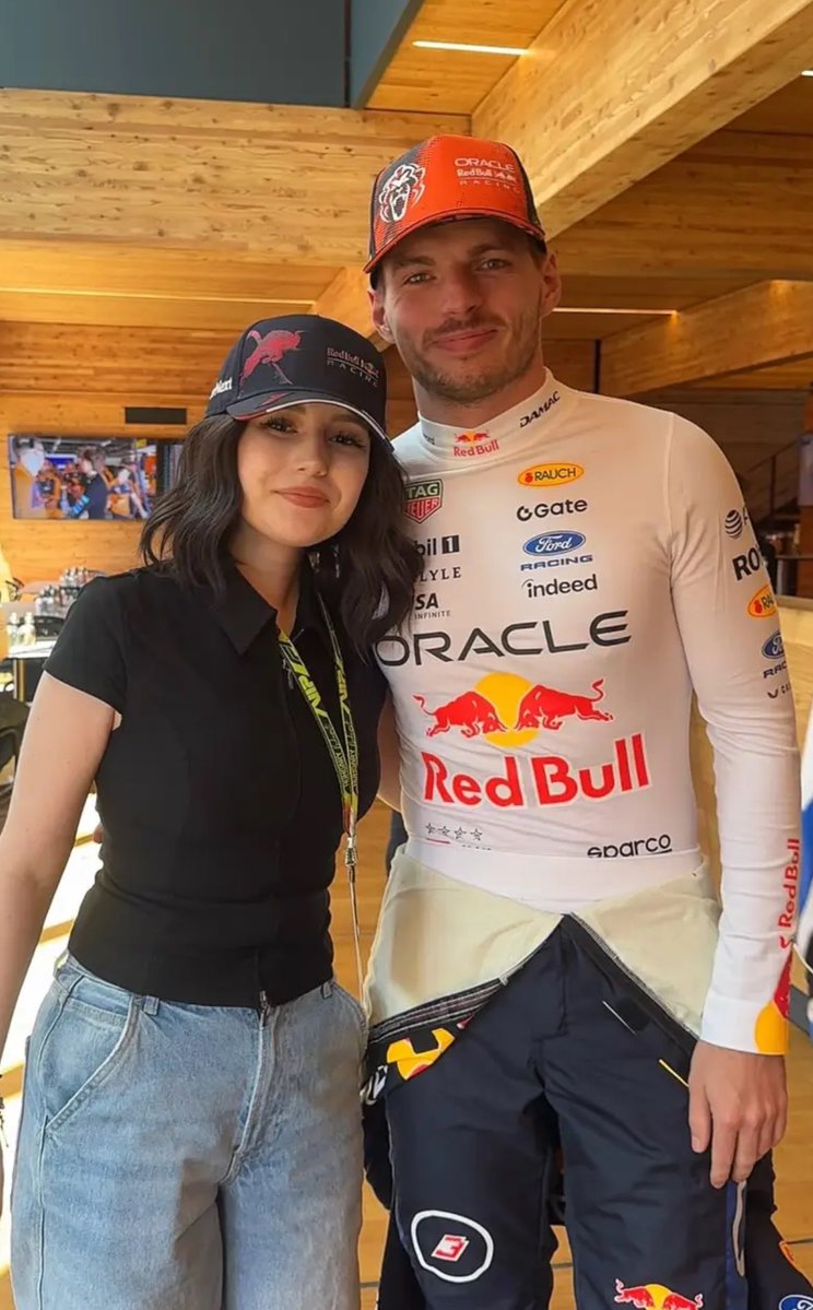 SCUDERIAFEMBOY's tweet photo. on facebook this story was shared of a girl who has been battling cancer for a long time. she got the opportunity to meet max, but due to traffic couldn’t make it on time.. but max made time for her anyway 🥹🩷 https://t.co/MMnI6AHoW8