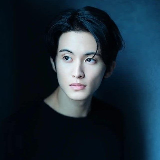 oct14ber's tweet photo. ขาวดำว่าหล่อแล้วเจอภาพสี ผมเป็นลมได้เลย หล่อขึ้นปะ ออร่าระเบิดระเบ้อมากอะ มาร์คลี !!!  ㅠㅠㅠㅠㅠㅠㅠㅠㅠㅠㅠㅠㅠㅠㅠㅠ https://t.co/qgGZVqerPX