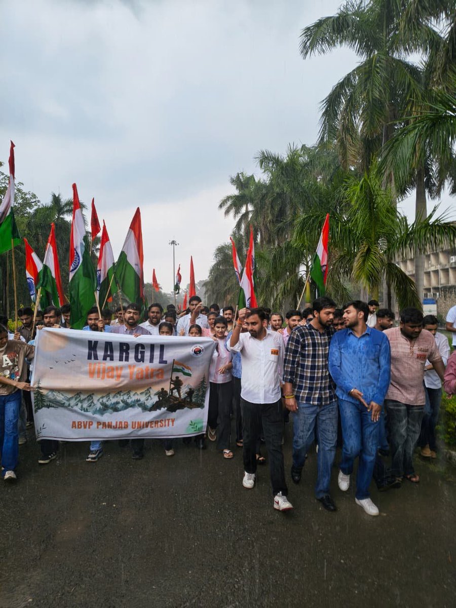 ABVPVoice's tweet photo. On the occasion of Kargil Vijay Diwas, the ABVP Panjab University Unit organized a Tiranga Yatra from the Evening Department to the Student Centre, paying heartfelt tribute to the brave soldiers who made the supreme sacrifice in defence of our nation.

The yatra reflected the spirit of patriotism, unity and unwavering respect for our Armed Forces, inspiring the youth to uphold the ideals of national service and pride.

#KargilVijayDiwas #TirangaYatra #ABVP