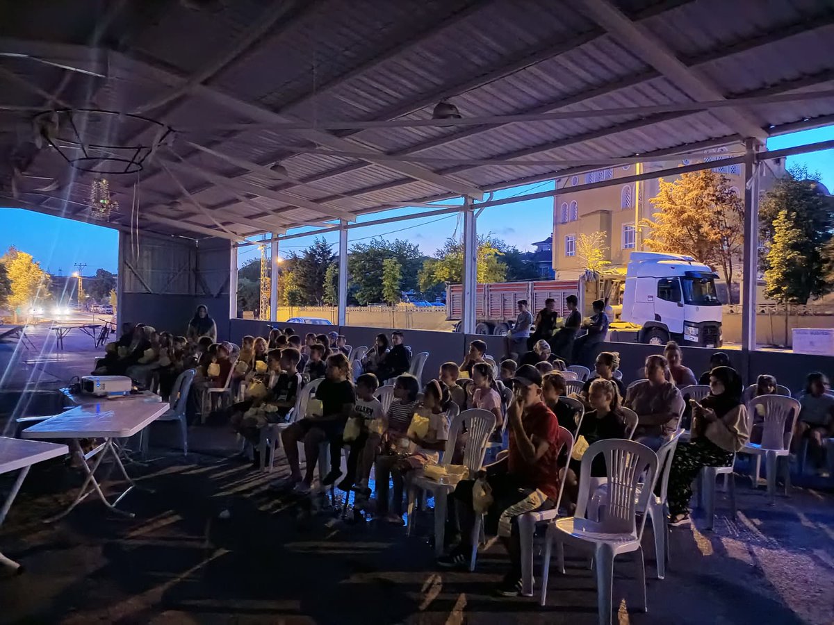 SilivriBel's tweet photo. 🎬 Açık Hava Sinema Gecelerimiz Birlikte Çok Güzeldi! 🍿✨

Danamandıra ve Büyükçavuşlu’da düzenlediğimiz Açık Hava Sinema Geceleri kapsamında çocuklarımız ve ailelerimizle birlikte Macera Takımı Kampta filmini keyifle izledik.

Yıldızların altında aynı heyecanı, aynı kahkahaları ve aynı güzel anıları paylaşan tüm hemşehrilerimize teşekkür ediyoruz. 💙

Silivri’mizin dört bir yanında kültür ve sanat etkinlikleriyle buluşmaya, birlikte güzel anılar biriktirmeye devam edeceğiz.