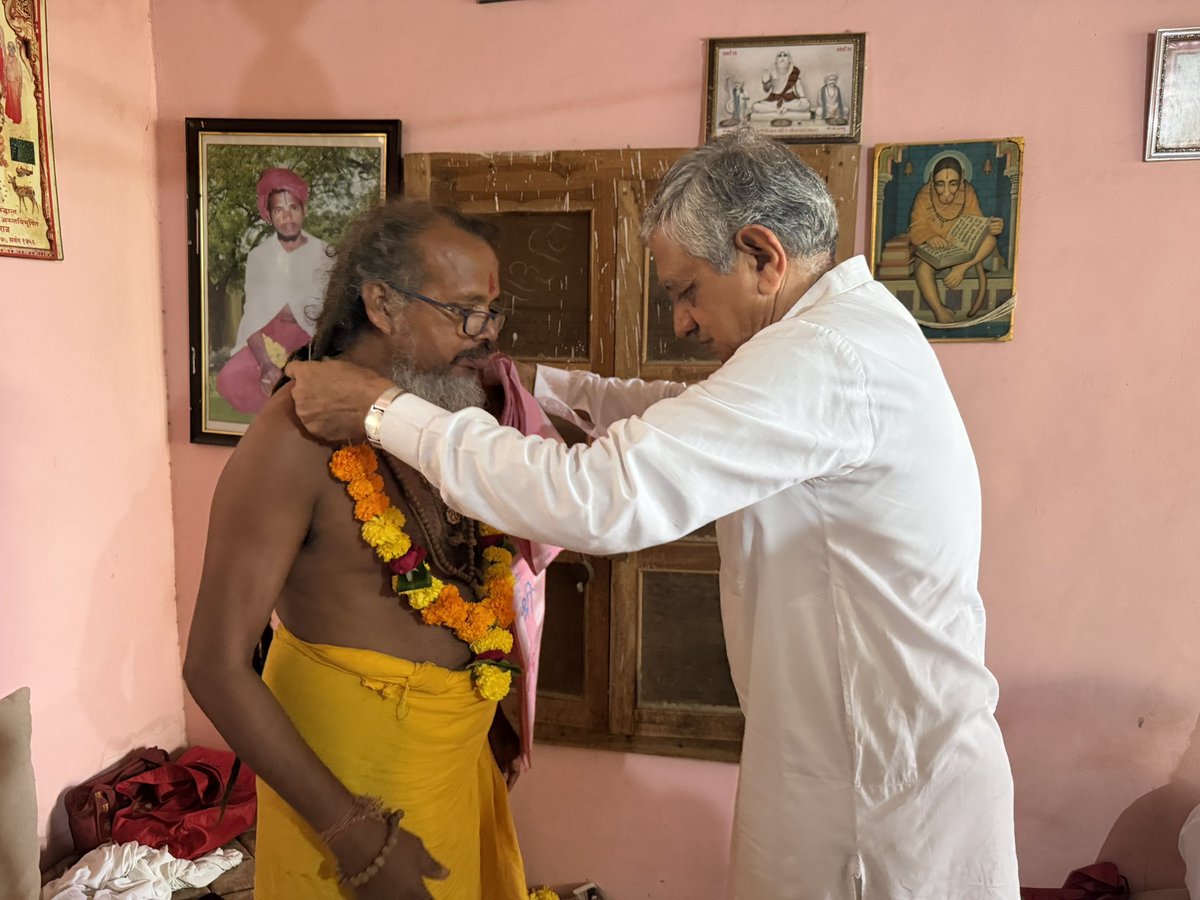 kunvarjibavalia's tweet photo. गुरुर्ब्रह्मा गुरुर्विष्णुः गुरुर्देवो महेश्वरः। 
गुरुरेव परंब्रह्म तस्मै श्रीगुरवे नमः।। 

આજરોજ ગુરુ પૂર્ણિમાના પાવન અવસરે જસદણ તાલુકામાં ખાંડા હડમતીયા પાટીયા આવેલ છાસીયા બાપુની જગ્યા ખાતે આયોજિત ગુરુવંદના કાર્યક્રમમાં ઉપસ્થિત રહી સાધુ સંતોના આશીર્વાદ પ્રાપ્ત કરીને ધન્યતાની અનુભૂતિ કરી.