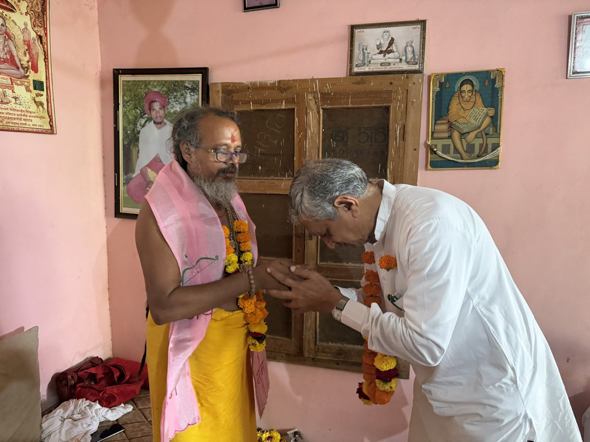 kunvarjibavalia's tweet photo. गुरुर्ब्रह्मा गुरुर्विष्णुः गुरुर्देवो महेश्वरः। 
गुरुरेव परंब्रह्म तस्मै श्रीगुरवे नमः।। 

આજરોજ ગુરુ પૂર્ણિમાના પાવન અવસરે જસદણ તાલુકામાં ખાંડા હડમતીયા પાટીયા આવેલ છાસીયા બાપુની જગ્યા ખાતે આયોજિત ગુરુવંદના કાર્યક્રમમાં ઉપસ્થિત રહી સાધુ સંતોના આશીર્વાદ પ્રાપ્ત કરીને ધન્યતાની અનુભૂતિ કરી.