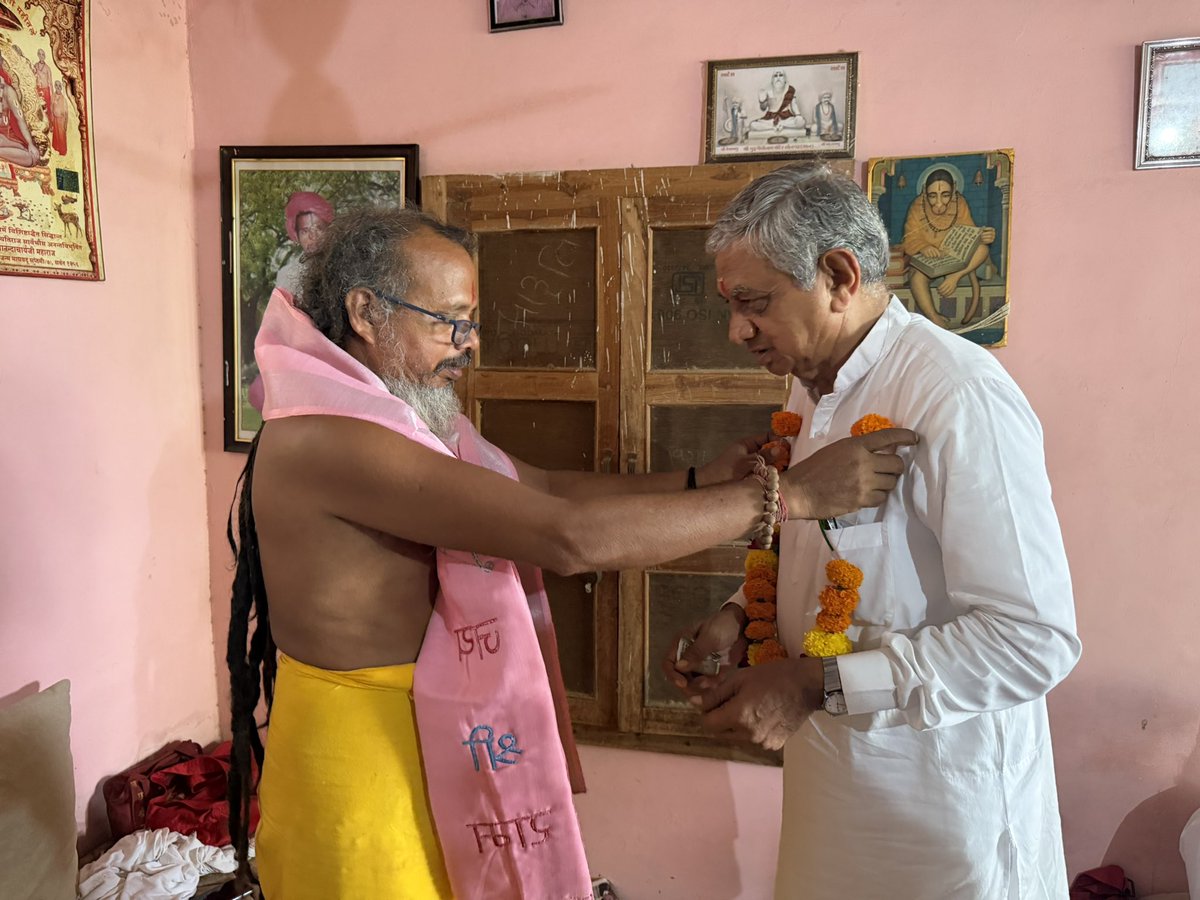 kunvarjibavalia's tweet photo. गुरुर्ब्रह्मा गुरुर्विष्णुः गुरुर्देवो महेश्वरः। 
गुरुरेव परंब्रह्म तस्मै श्रीगुरवे नमः।। 

આજરોજ ગુરુ પૂર્ણિમાના પાવન અવસરે જસદણ તાલુકામાં ખાંડા હડમતીયા પાટીયા આવેલ છાસીયા બાપુની જગ્યા ખાતે આયોજિત ગુરુવંદના કાર્યક્રમમાં ઉપસ્થિત રહી સાધુ સંતોના આશીર્વાદ પ્રાપ્ત કરીને ધન્યતાની અનુભૂતિ કરી.