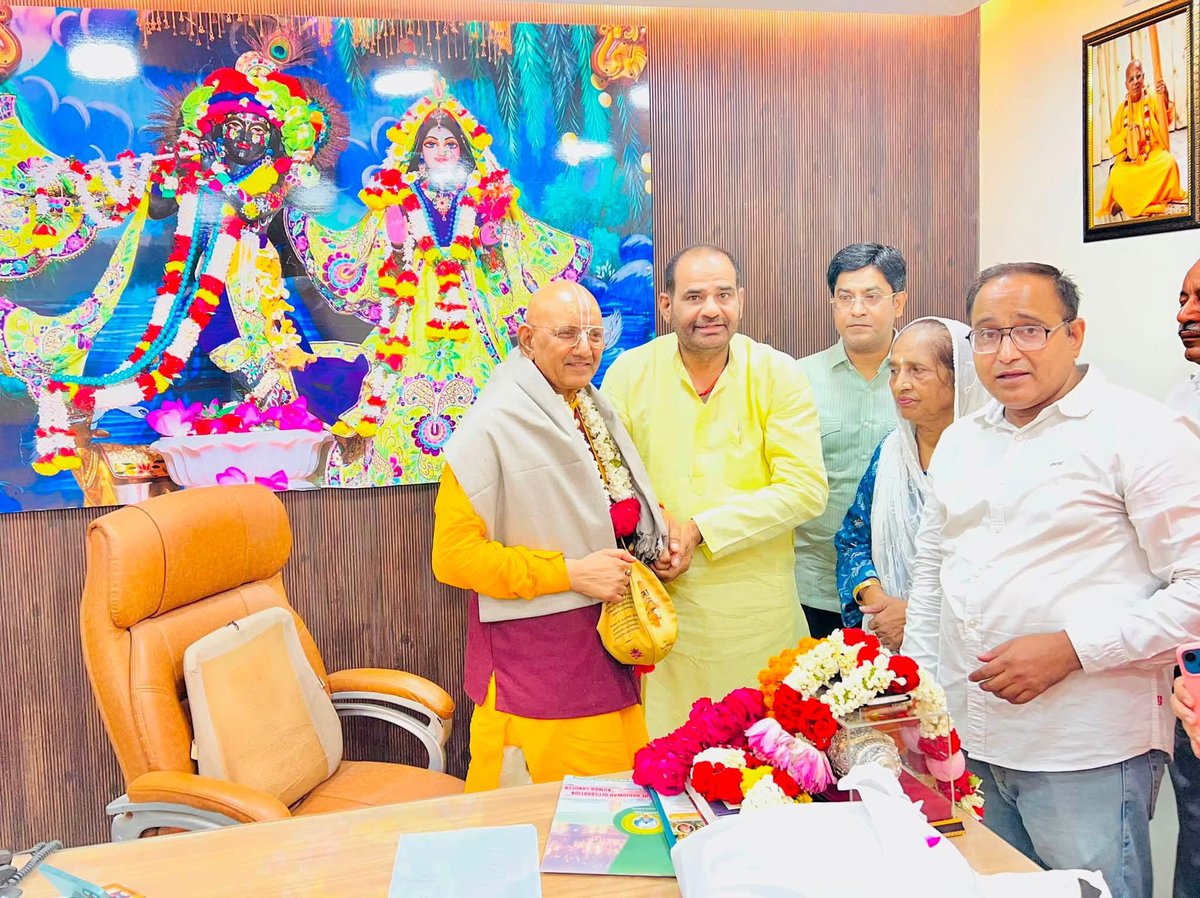 rameshbidhuri's tweet photo. श्री गुरु पूर्णिमा के पावन अवसर पर दक्षिण दिल्ली के संतनगर स्थित इस्कॉन मंदिर में इस्कॉन के वाइस प्रेसिडेंट पूज्य श्री ब्रिजनंदन दास जी का आत्मीय अभिनंदन एवं स्वागत किया।

इस पावन अवसर पर श्री राधा-कृष्ण भगवान के दिव्य दर्शन एवं पूजन कर उनका आशीर्वाद ग्रहण किया। साथ ही भाजपा श्री निवासपुरी मंडल के सम्मानित पदाधिकारियों एवं प्रमुख कार्यकर्ताओं के साथ आध्यात्मिक वातावरण में सहभागिता का अवसर मिला।

 #BJP4Delhi #RameshBidhuri