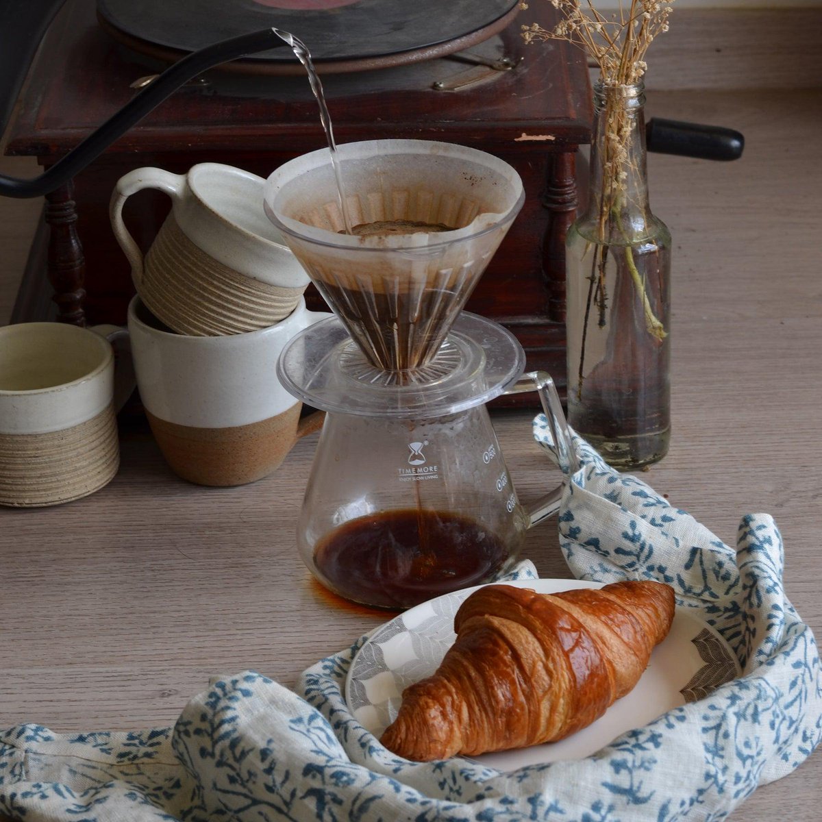 davediv3's tweet photo. A slow morning, a fresh cup of coffee, and a golden croissant waiting by the window. ☕🥐 Simple moments become beautiful memories when we take time to savor them. #CoffeeTime #SlowLiving #FoodPhotography https://t.co/nkbrhXsVfB