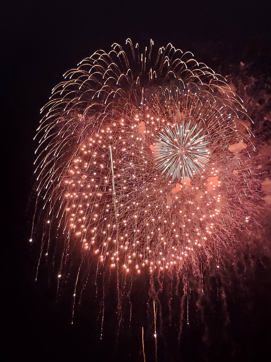 ArturGalata's tweet photo. 私が初めて見た日本の花火大会は、熊本の八代でした。今回の地震で八代も被害を受けたと聞きました。思い出のある土地が被災をすると『あの場所は大丈夫かな』と思い返します。本当に無事であって欲しい。また花火大会を見たいし、思い出のたこ焼きも食べに行きたい。必ず行きます。 https://t.co/kKnEqbdoeB
