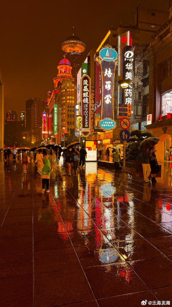 BlytheLaurkkvv's tweet photo. Rainy afternoon street vibes—neon signs blurred, coffee steam curling, and that quiet, unplanned magic of a city moment captured.， https://t.co/rTuRRZNylW
