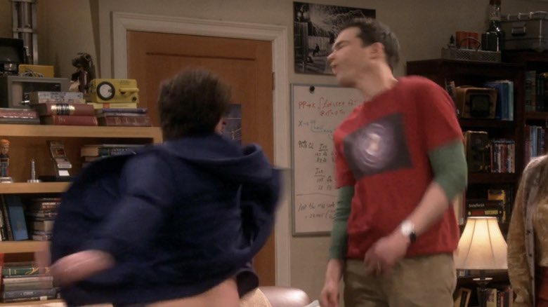 Hugobosstc's tweet photo. ¡Caos detrás de escena del final de la temporada 12 de The Big Bang Theory!

¡Mira a Johnny Galecki (Leonard) abofetear a Jim Parsons (Sheldon) justo delante de Mayim Bialik (Amy) durante el rodaje! El elenco no pudo mantenerse unido en este emotivo momento final de la temporada https://t.co/C3oZTjnvha