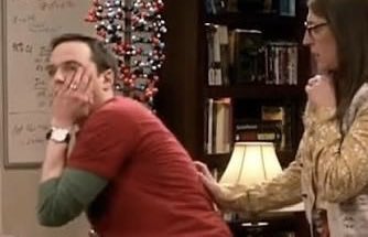 Hugobosstc's tweet photo. ¡Caos detrás de escena del final de la temporada 12 de The Big Bang Theory!

¡Mira a Johnny Galecki (Leonard) abofetear a Jim Parsons (Sheldon) justo delante de Mayim Bialik (Amy) durante el rodaje! El elenco no pudo mantenerse unido en este emotivo momento final de la temporada https://t.co/C3oZTjnvha