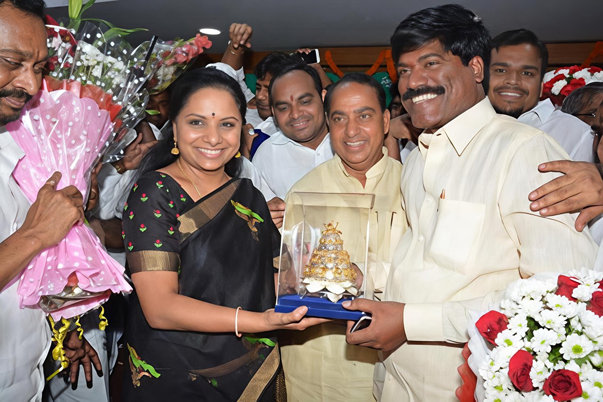 KavithaManohar_'s tweet photo. గుండెపోటు కారణంగా తీవ్ర అస్వస్థతకు గురై సికింద్రాబాద్‌లోని యశోద హాస్పిటల్‌లో చికిత్స పొందుతున్న నర్సంపేట మాజీ ఎమ్మెల్యే శ్రీ పెద్ది సుదర్శన్ రెడ్డి గారిని తెలంగాణ రక్షణ సేన (టీఆర్‌ఎస్) పార్టీ అధ్యక్షులు శ్రీమతి కల్వకుంట్ల కవిత గారు నేడు ఉదయం 11:30 గంటలకు పరామర్శించనున్నారు.... https://t.co/0fHPzkcdVe