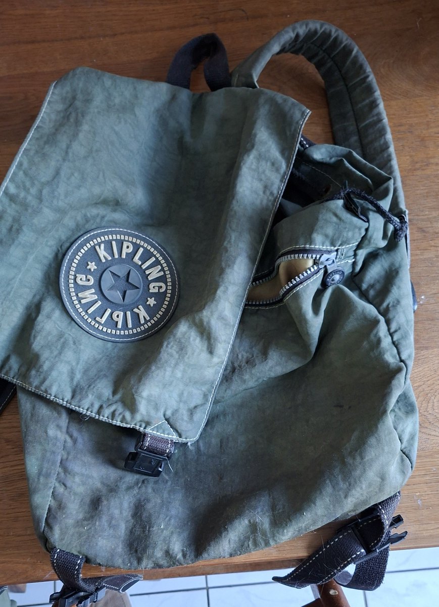 OKatert's tweet photo. Ik heb oud model kipling rugzak
Zeg maar de originele.
Die is inmiddels vies
Maar nog steeds heel
Ging 20 jaar lang over mee naar toe 
Kan ie wasmachine??

Nieuwe is geen optie 
Die lijken er niet op https://t.co/ZQo9x2PA5l
