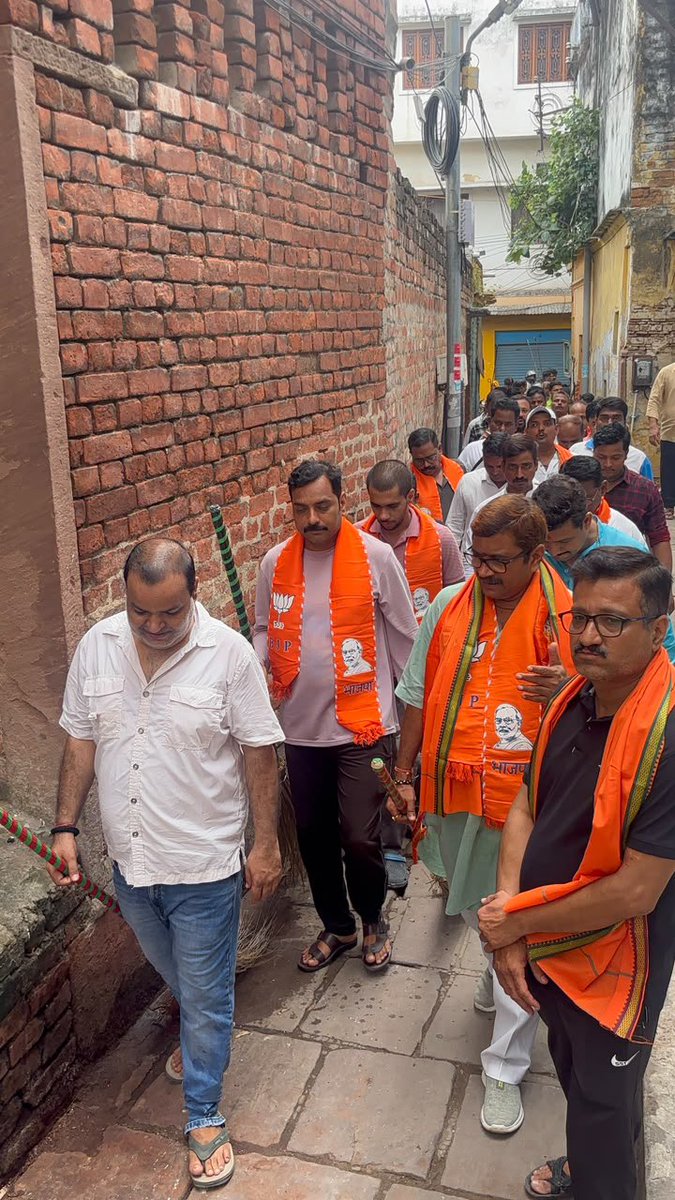 NeelkanthAd's tweet photo. 76 दिवसीय वार्ड प्रवास का 11 दिन ।
काशी ।निर्वाचन क्षेत्र के मध्यमेश्वर वार्ड में स्वच्छता,जनसंवाद, भ्रमण, एवं वृक्षारोपण किया गया । लोगों द्वारा बताए गए समस्या के संबंध में साथ चल रहे अधिकारियों को तुरंत निस्तारण हेतु कहा गया ।
#WardPrawasPart4 @blsanthosh https://t.co/J6h3o10EBy