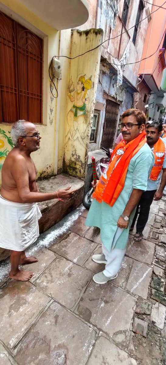 NeelkanthAd's tweet photo. 76 दिवसीय वार्ड प्रवास का 11 दिन ।
काशी ।निर्वाचन क्षेत्र के मध्यमेश्वर वार्ड में स्वच्छता,जनसंवाद, भ्रमण, एवं वृक्षारोपण किया गया । लोगों द्वारा बताए गए समस्या के संबंध में साथ चल रहे अधिकारियों को तुरंत निस्तारण हेतु कहा गया ।
#WardPrawasPart4 @blsanthosh https://t.co/J6h3o10EBy