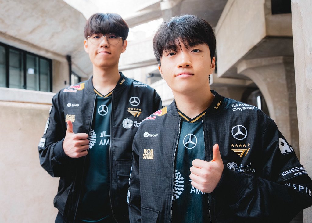 YujinnieHa's tweet photo. Keria on playing with Oner for so many years on T1.

Q. You’ve also spent many years playing alongside Oner. Is there anything you’ve learned from him?

Keria: When I was younger, I thought becoming a great player required being stubborn to some extent. I believed the best players needed to have firm opinions and stick to them no matter what. But Oner is an incredible player who still listens carefully to his teammates’ ideas. 

Rather than insisting on his own opinions, he accepts other perspectives and naturally incorporates them into his play. Watching him taught me the value of being flexible.

Source: https://t.co/lWVPQ849UN