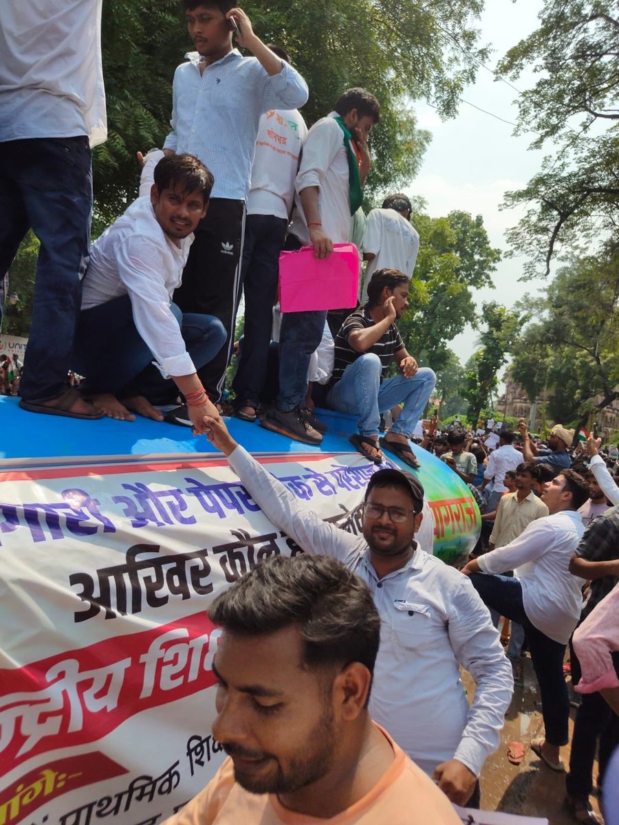 RajatsinghAU's tweet photo. आप छात्रों के लिए निःस्वार्थ भाव से लड़े, 
छात्र आपको राजा बनाकर रखेंगे !!

इंकलाब ज़िंदाबाद 

3 अगस्त को ट्विटर अभियान में सभी साथी सक्रिय भागीदारी बनाए 
शिक्षामंत्री का इस्तीफ़ा या तो 1.26 लाख पदों भर्ती https://t.co/n1METCqFGg