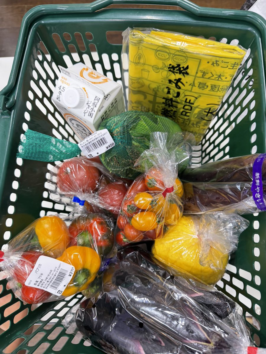 shinyomag's tweet photo. 普通に動ける人は普段通り動くことが大事

震源地周辺は少し落ち着くまでは行かない方が良いとは思うが、
少しから離れたエリアで、普段なら観光客もたくさんいる店もガラガラである

そして南阿蘇に関していえば水は豊富。蕎麦屋も普通に営業しているし、濁り水にはならなかった場所なようで通常通りである

水を汲みに行くついでに蕎麦屋。そして道の駅もガラガラ、今日は29日、肉の日だから20%オフで高級牛を手に入れることができる

ガススタも並ばないで普通に給油、商品も豊富。ほとんど被害がないところは、通常通り動いている。

毎回思うのは、動ける人が自粛するってのは個人の自由だが、お金が動かないことで地域の生活が停滞、ひっ迫してしまうということになる。

被災地周辺や熊本地震での経験からガソリンスタンドは混んでしまう傾向だが、
燃費が良いバイクでふらりと阿蘇にくるのは特に問題ないとは思う。

まあこれは個々の考えだが、ほとんど被害がなかった場所へは気兼ねなく行った方が良いかなとは思えた。今日の時点でも

#令和8年熊本地震