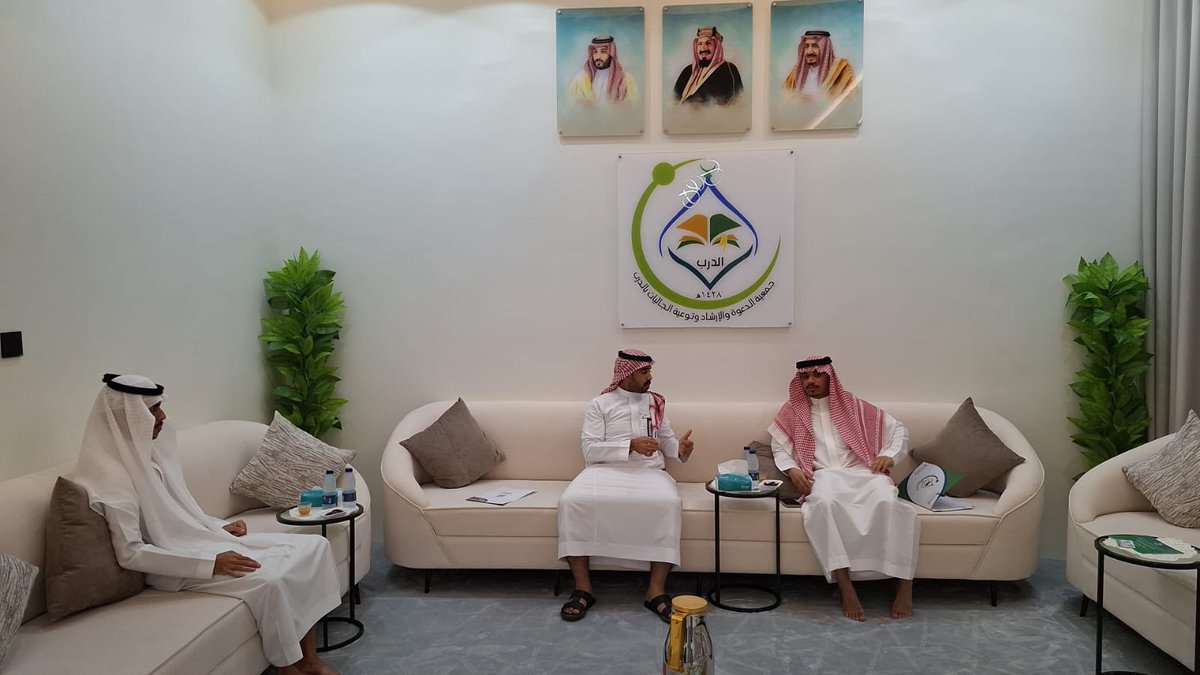 dwdarb1's tweet photo. استقبلت جمعية الدعوة والإرشاد وتوعية الجاليات بمحافظة الدرب 
يوم الثلاثاء بتاريخ 1448/2/14هـ 
جمعية تآزر لرعاية الأيتام بمحافظة الدرب 

حيث جرى خلال الزيارة توقيع اتفاقية شراكة بين الجمعيتين، مثّل جمعية الدعوة بمحافظة الدرب
المدير التنفيذي الأستاذ الوليد إبراهيم طحطوح، فيما مثّل جمعية تآزر بمحافظة الدرب
المدير التنفيذي الأستاذ محمد مونس جحلان.

كما شهد اللقاء مناقشة سبل التعاون المشترك، وبحث فرص تنفيذ المبادرات والبرامج التي تسهم في خدمة المستفيدين، وتعزيز التكامل بين القطاع غير الربحي، بما يحقق الأهداف التنموية ويخدم المجتمع.

نسأل الله أن يبارك هذه الشراكة، وأن يجعلها عونًا على الخير وخدمة المجتمع.

#جمعية_الدعوة_بالدرب #جمعية_تآزر #شراكة_مجتمعية #القطاع_غير_الربحي