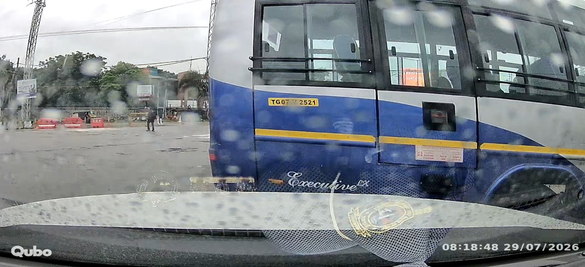 Bhaskareddy20's tweet photo. @CYBTRAFFIC @TelanganaCMO @GACHIBOWLITRAF7 @DCPTrafficCYB బస్ రెడ్ సిగ్నల్ ని క్రాస్ చేయడం జరిగింది. ఈ మధ్యకాలంలో మనం చూస్తున్నాము బస్సుల కింద వాటర్ ట్యాంకుల కింద పడి ఎంతో మంది మనుషులు చనిపోతున్నారు కాబట్టి దీని మీద దయచేసి యాక్షన్ తీసుకోండి. https://t.co/5aaDmA30ms