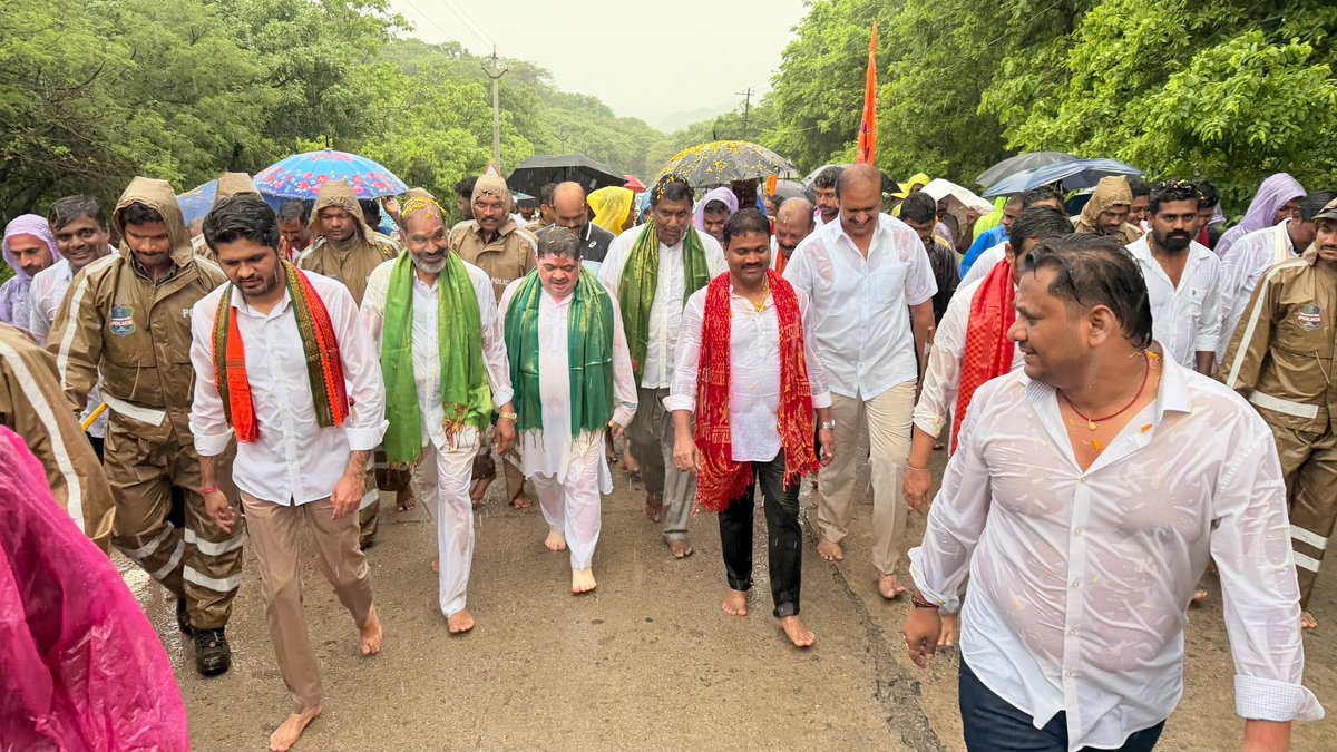 Ponnam_INC's tweet photo. కొండగట్టు శ్రీ ఆంజనేయ స్వామి ఆలయం వద్ద సహచర మంత్రి అడ్లూరి లక్ష్మణ్ కుమార్ ,ప్రభుత్వ విప్ ఆది శ్రీనివాస్ ,ఎమ్మెల్యే మేడిపల్లి సత్యం, హుజురాబాద్ నియోజకవర్గం కాంగ్రెస్ ఇంచార్జ్ ఓ
వోడితాల ప్రణవ్ బాబు గార్లతో మరియు ఇతర ముఖ్య నేతలతో కలిసి గురుపౌర్ణమి సందర్భంగా 
 రాష్ట్రంలో సమృద్ధి వర్షాలు కురవాలని పాడి పంటలు పండాలని గిరి ప్రదక్షిణ చేయడం జరిగింది 

అనంతరం శ్రీ ఆంజనేయ స్వామి వారి ఆలయంలో వరుణ పూజా నిర్వహించడం జరిగింది