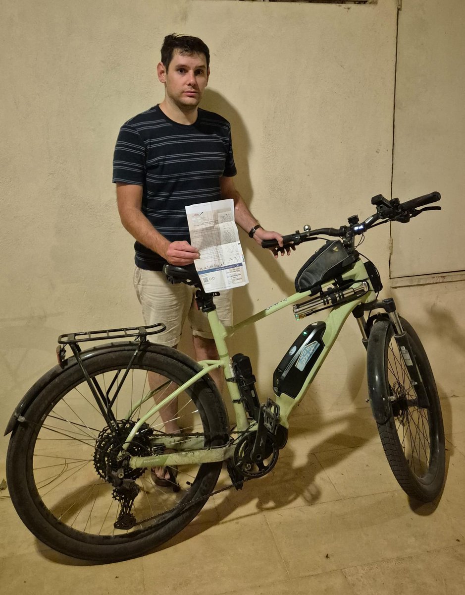 Bikes4JLM's tweet photo. הכירו את נתן. בשבוע שעבר באחד הבקרים נתן רכב כהרגלו דרך רחוב יפו על אופניים היברידיים מביתו בקטמון לעבודה בבניין כלל. 

ברחוב יפו אין שביל אופניים, ברחוב יפו יש מסילת רכבת קלה.

בעוד נתן מנסה להתחמק בעור שיניו מרכבי המשטרה השועטים תדיר על המסילה, עצרו אותו פקחי עירייה 
< https://t.co/jUI3kjPQXN