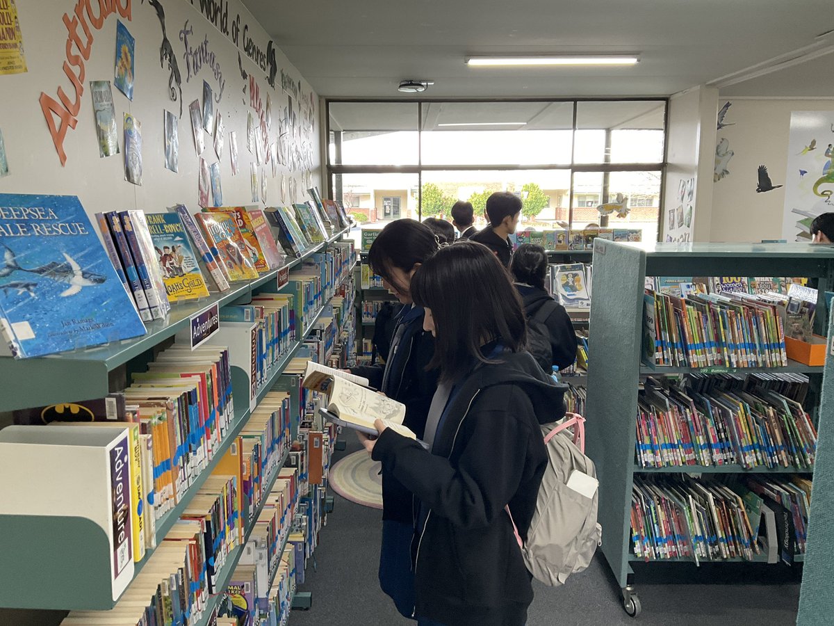 IchKokusai's tweet photo. 豪州短期留学４日目。今日はたくさん授業に参加しました。数学の授業も受けられて楽しかったです。
私たちのために、Technology classを開いてくださり、木でブーメランを作りました！ https://t.co/1WGNHqjEKl